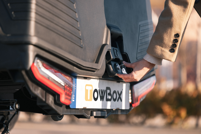Coffre à bagages Towbox Alpha Urban Black - monté sur attelage